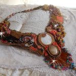 Collier plastron Envol Exotique brodé de dentelle, perles de gemme, diverses perles de très belle qualité façon Haute-Couture